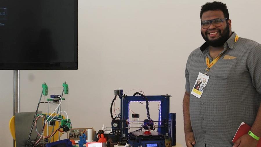 Jovem do Alemão cria impressora 3D com sucata e lança startup '100% favela'
