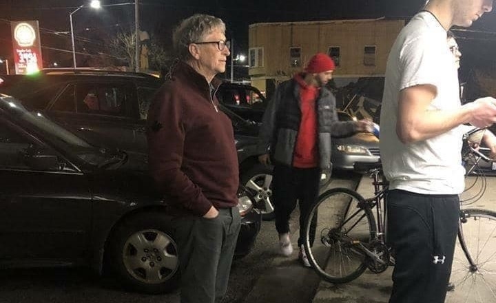 Bill Gates: o bilionário que espera na fila, come lanche de rua e veste roupa simples