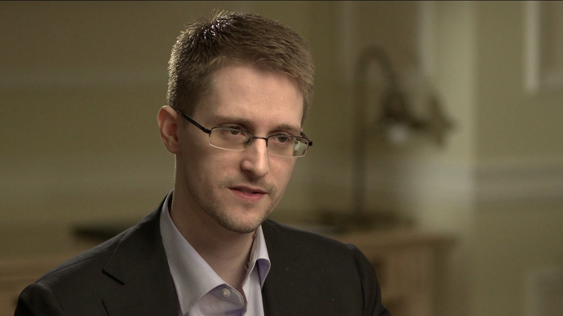 Edward Snowden diz que o Facebook é tão perigoso quanto a NSA