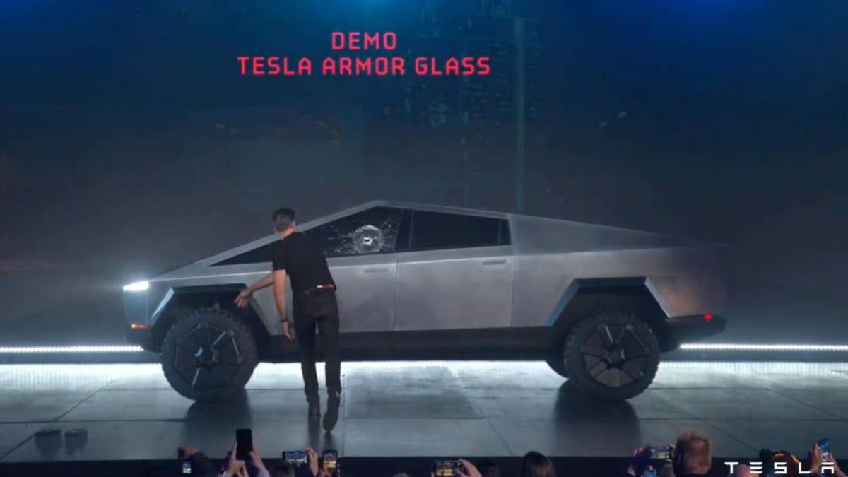 Tesla mostra em vídeo a prova da resistência do Cybertruck e explica a gafe