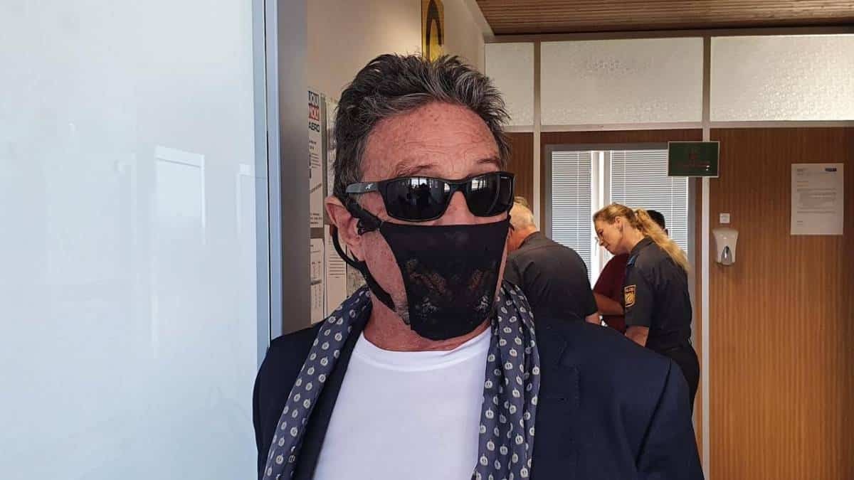 John McAfee é preso por usar calcinha de renda como máscara